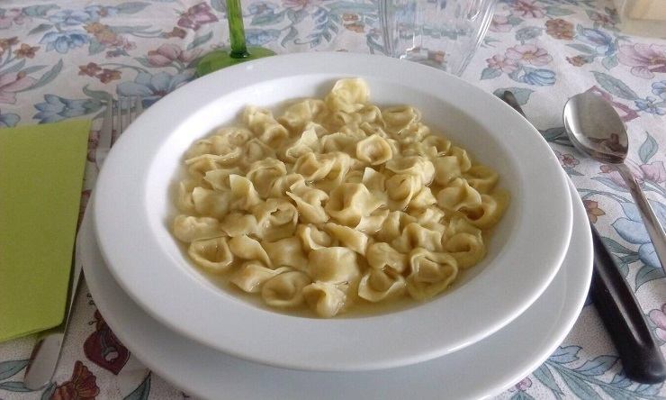 Dei tortellini in brodo